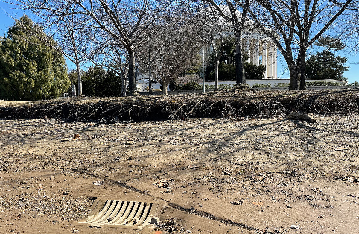 Flood damage by Jefferson Memorial
